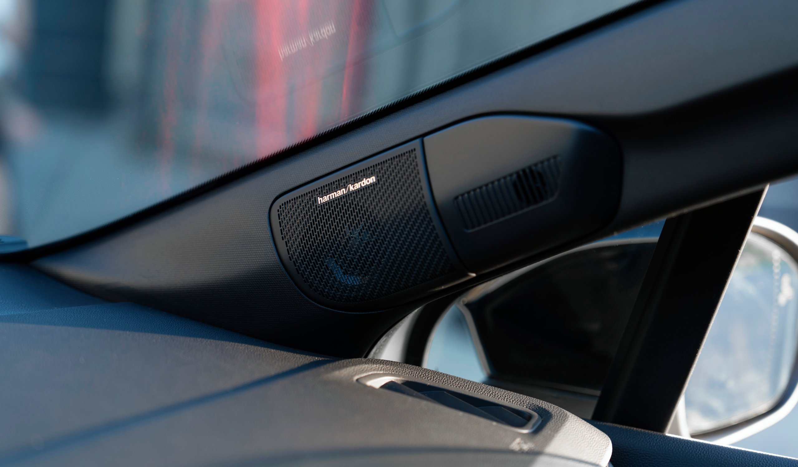 Nové Mitsubishi Grandis - prémiový audiosystém Harman Hardon®
